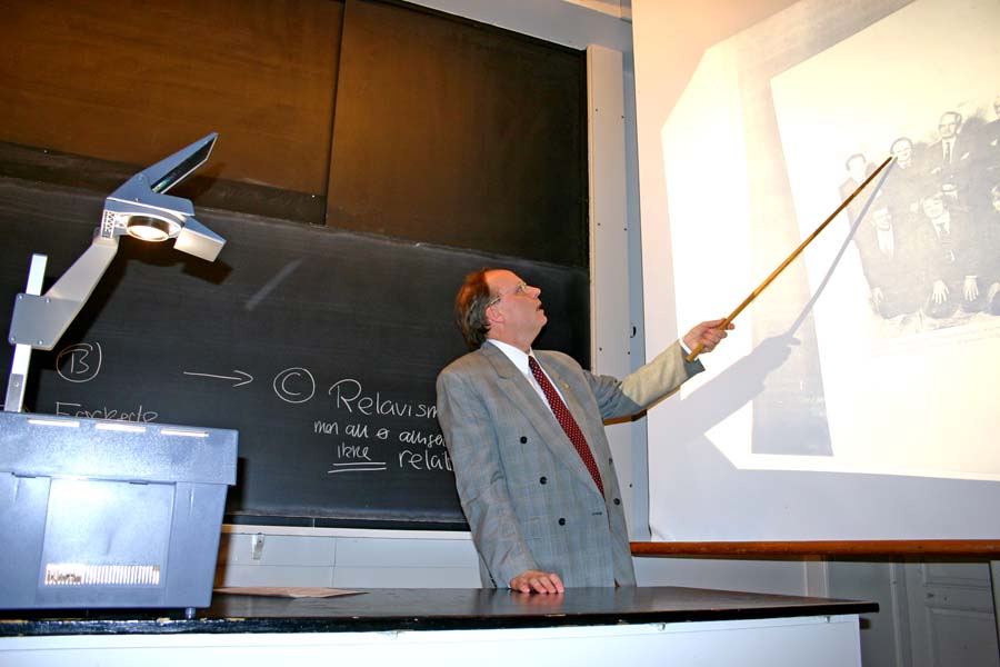 Bent Raymond Jrgensen str og peger p billede af forskellige forskere